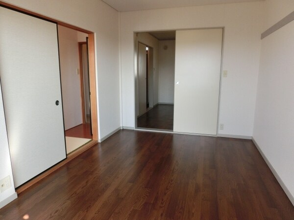 リビング・居室(広々と解放感のあるお部屋です。)