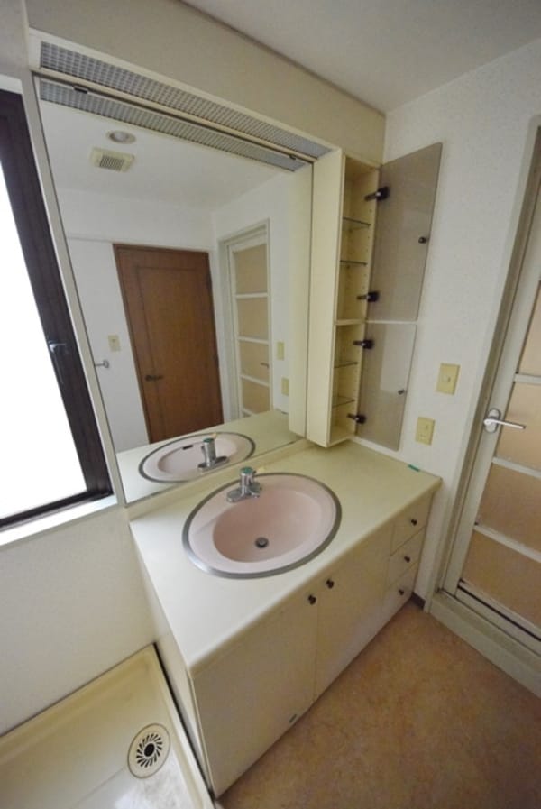 洗面(※同建物　反転タイプ間取り参考写真　現況優先)