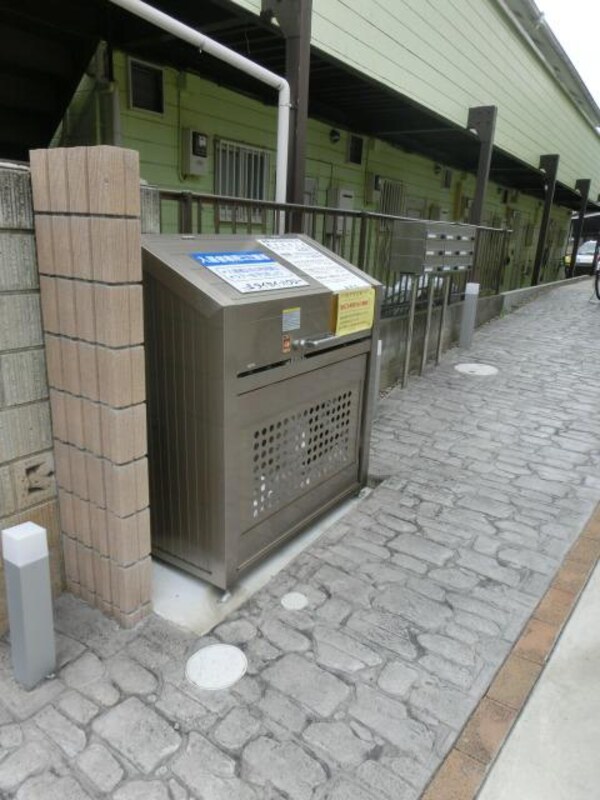 エントランス(メールボックスとゴミ捨て場)