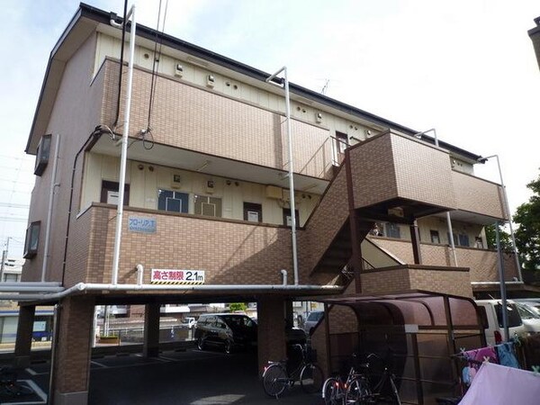外観(閑静な住宅街に立地)