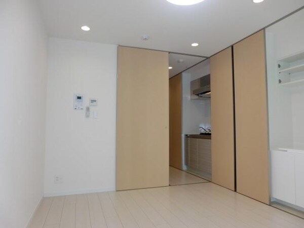 その他室内・内装(バルコニー側からみたお部屋)