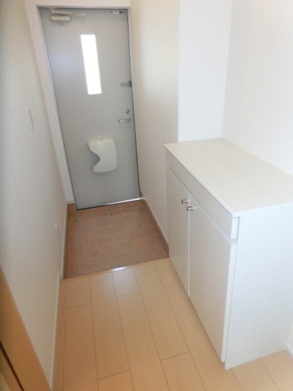 玄関(玄関にも収納があります)