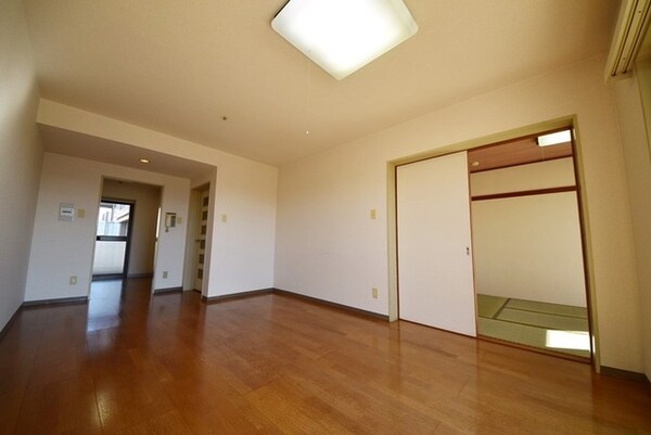 リビング・居室(開放感のあるリビング　明るいお部屋です)