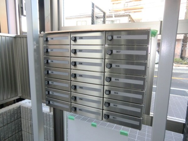 エントランス(ダイヤル付きメールボックス)