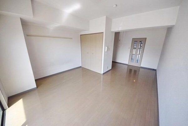 リビング・居室(日当たり良好な１４帖のお部屋)