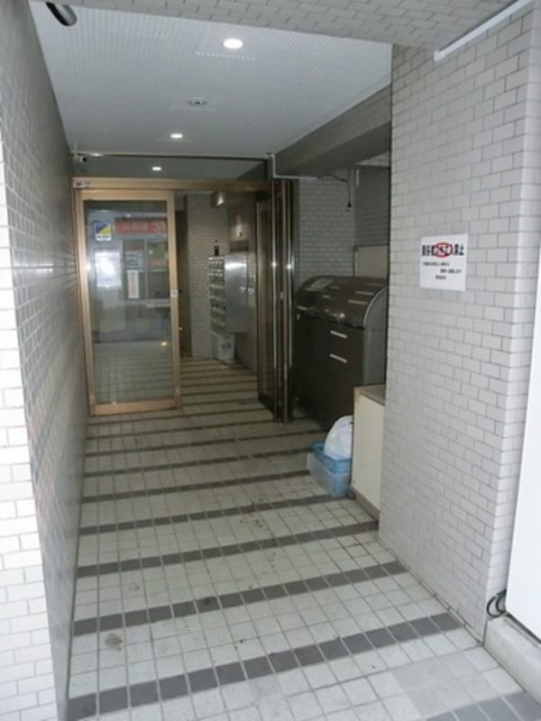 エントランス(エントランスには防犯カメラ設置)