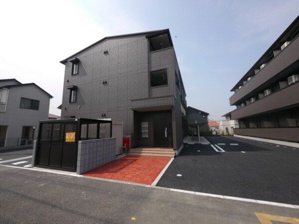 エントランス(モニター付オートロックです)