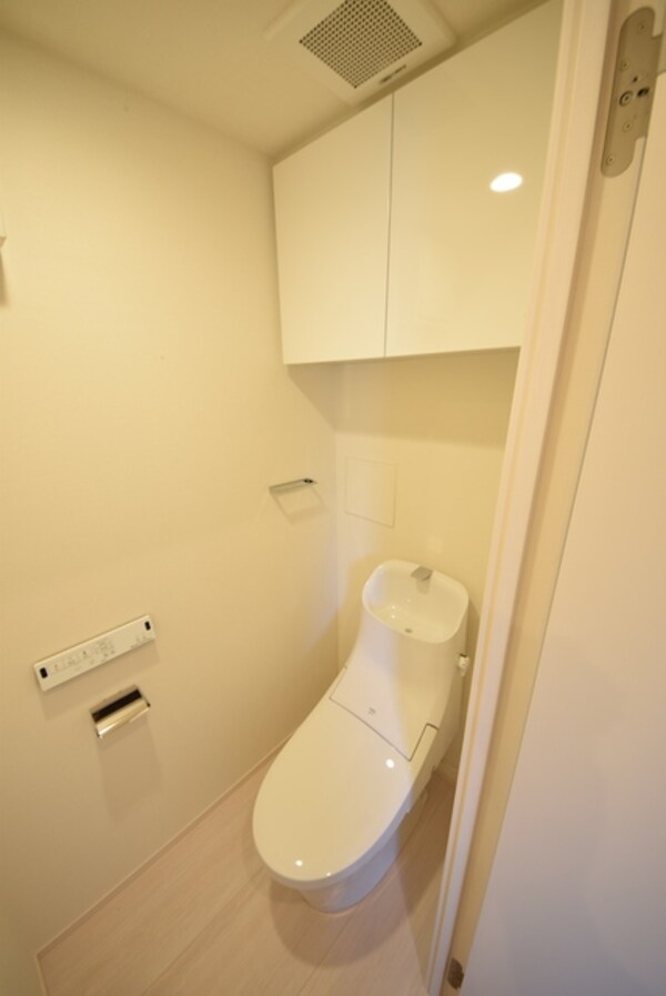トイレ(トイレ内に収納棚あります)