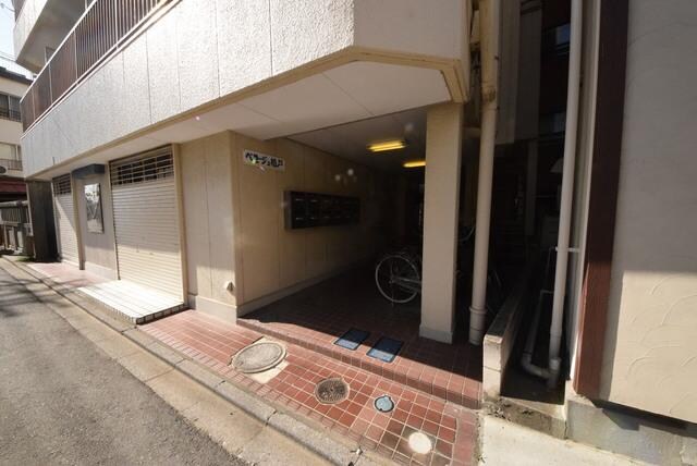 物件内観写真7　(共用入口)