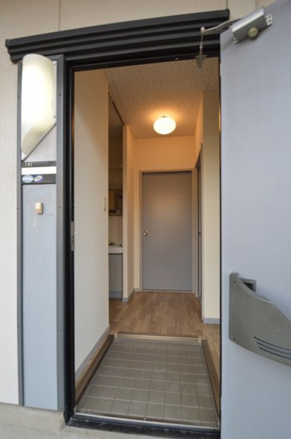 玄関(※同タイプ間取り102号室設備施工例　現況優先)
