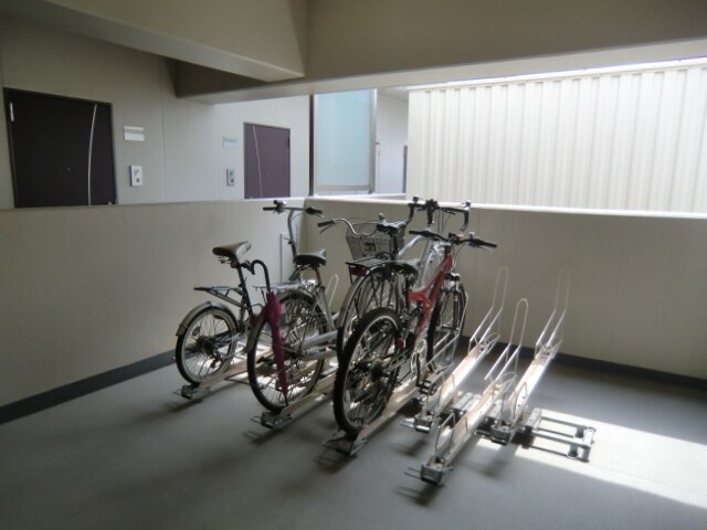 物件内観写真6　(各フロアに駐輪スペース完備)