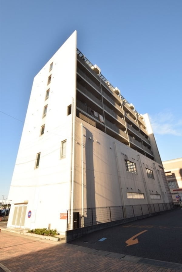 外観(目の前にショッピングセンターあり)