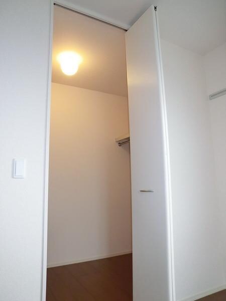 物件内観写真8　(たっぷり収納ウォークインクローゼット)