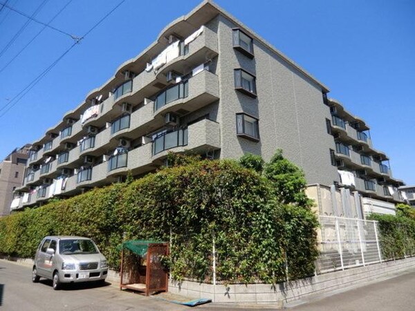 外観(閑静な住宅街に立地)