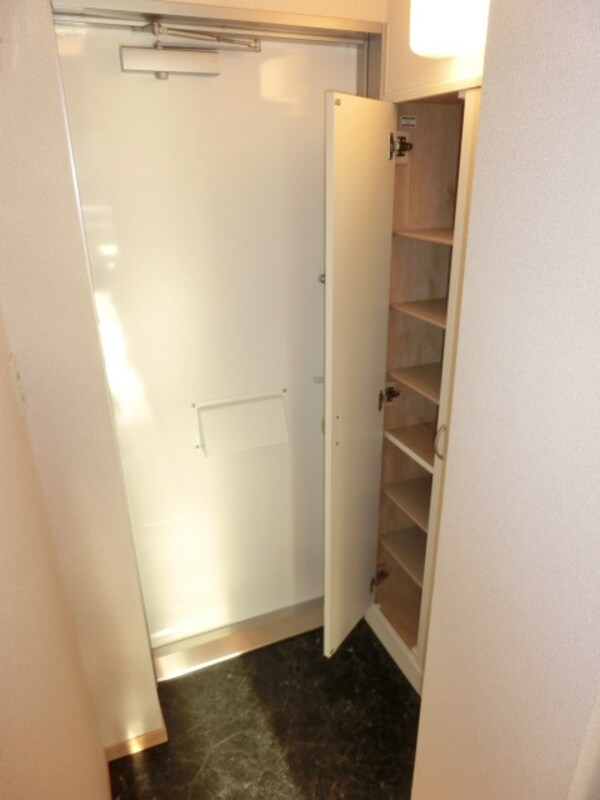 玄関(シューズボックス完備)