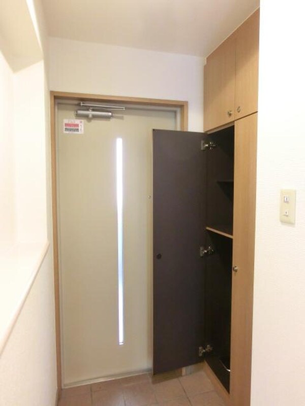 玄関(※同タイプ間取り　反転タイプあり)