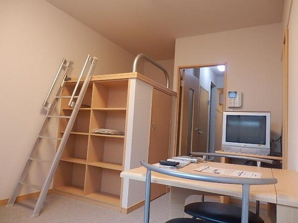 リビング・居室(家具・家電付　収納豊富です)