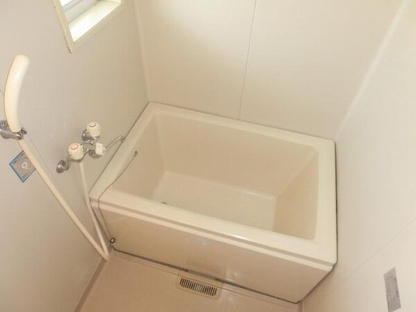 バス／シャワールーム等(小窓があり、換気もできます)