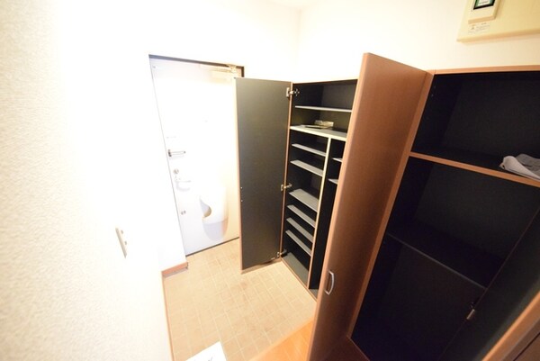 玄関(たっぷり玄関収納)