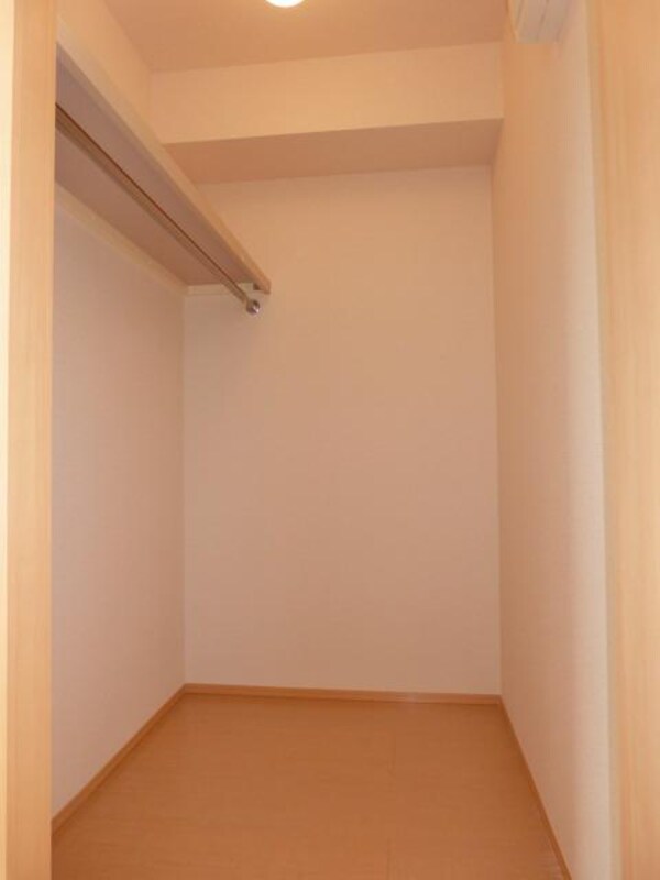 設備(たっぷり収納のウォークインクローゼット)