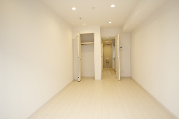 リビング・居室(ゆったり8.4帖・白を基調としたお部屋)