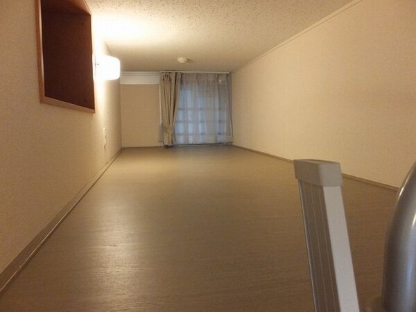 その他室内・内装(小窓付きの快適なロフト空間♪)