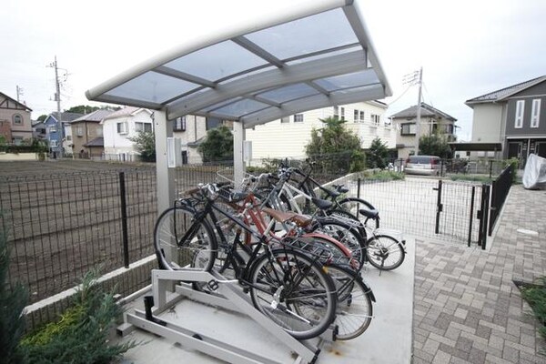 共有部分(雨の日でも大丈夫、屋根つき駐輪場)
