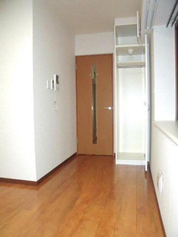 その他室内・内装(バルコニー側から見た洋室)