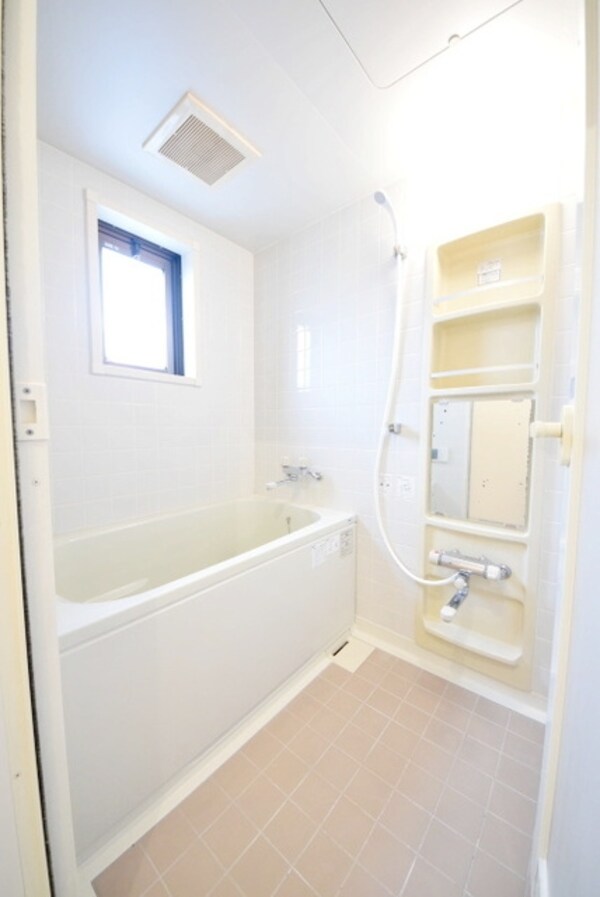 バス／シャワールーム等(窓があるので換気もしやすいですね)