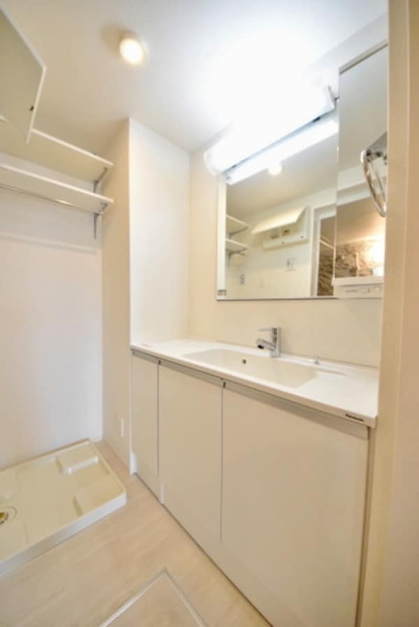 洗面(イメージ。別号室の室内写真。現況を優先します。)