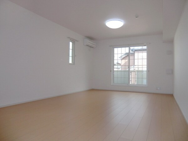 リビング・居室(フローリング張りで明るいLDK)