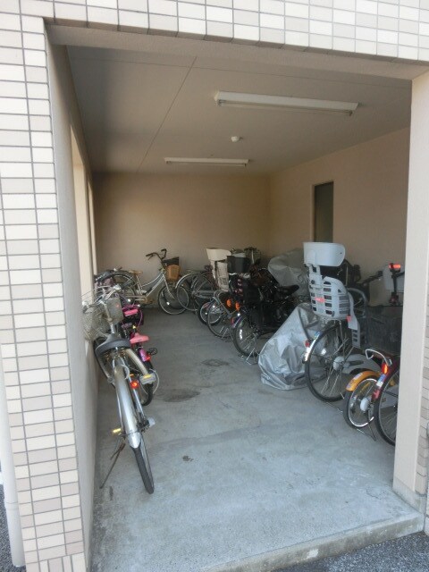 物件内観写真16　(屋根付き駐輪場)