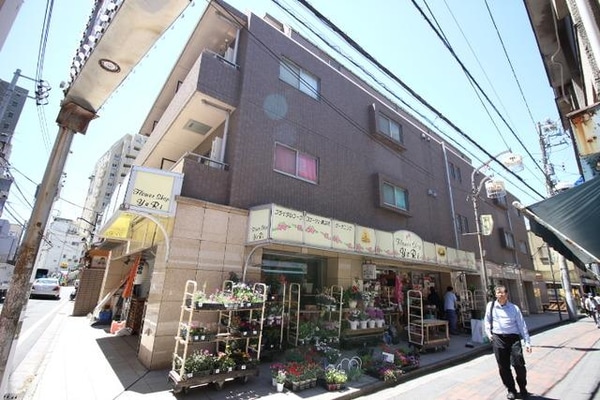 外観(スーパーやコンビニが近く、生活しやすい環境です)