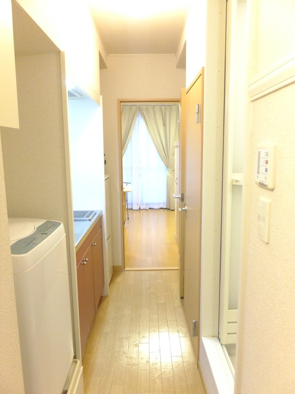 物件内観写真13　(玄関前廊下)