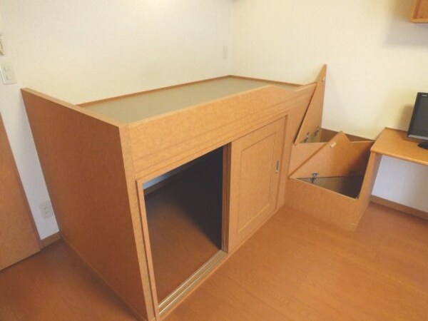 その他室内・内装(ベッドついてます、ベッド下収納になってます！)