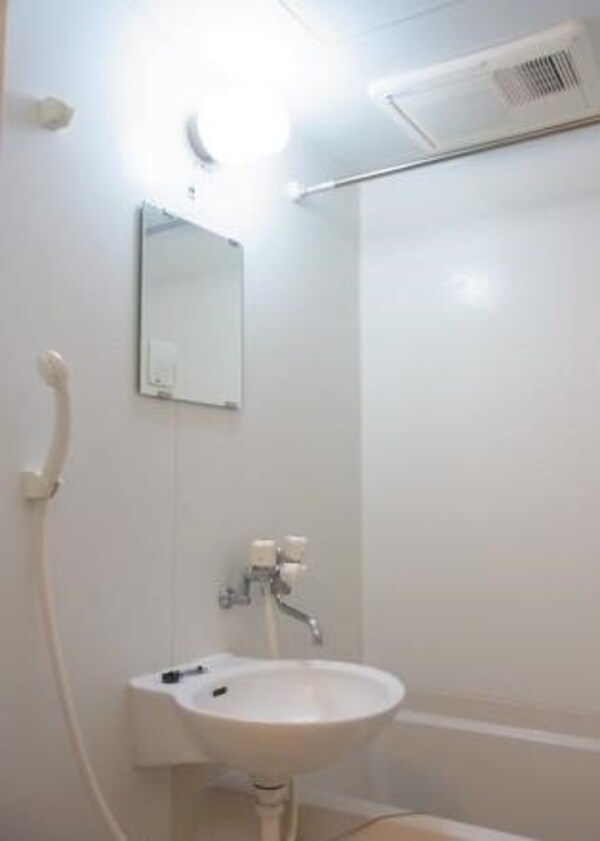 バス／シャワールーム等(雨の日にも便利な浴室乾燥機付き)