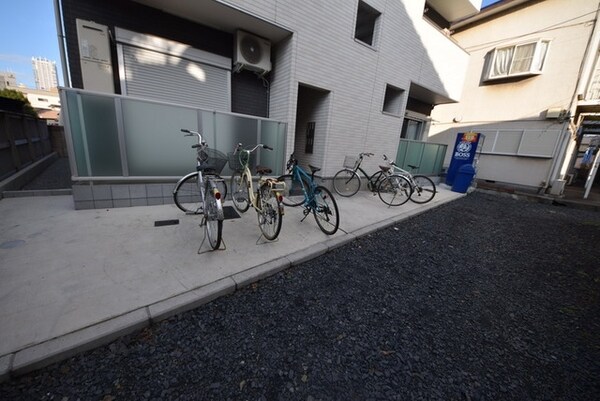 共有部分(自転車を置く場所もあります)
