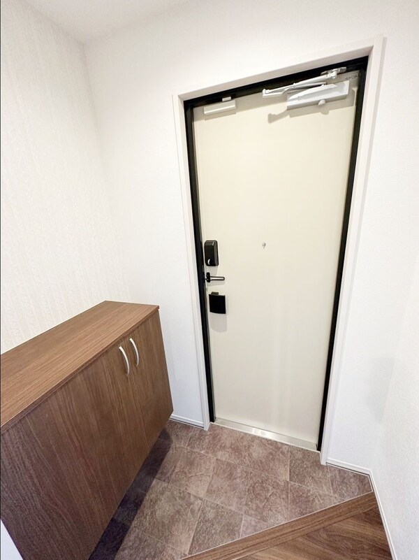 玄関(※同間取り別号室写真（床建具の色が異なる場合有）)