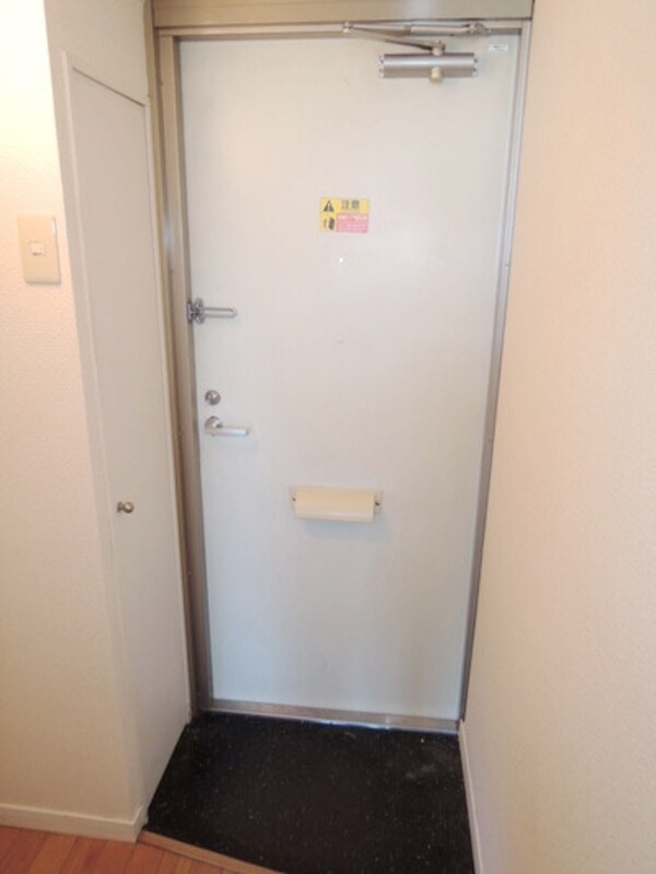 玄関(下駄箱あります)