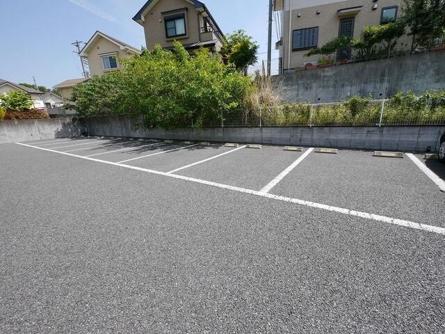 物件内観写真15　(敷地内駐車場)