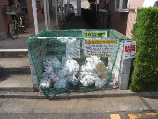 エントランス(専用ゴミ置き場)