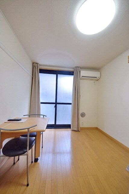 物件内観写真6　(洋室：2階以上は絨毯仕様)