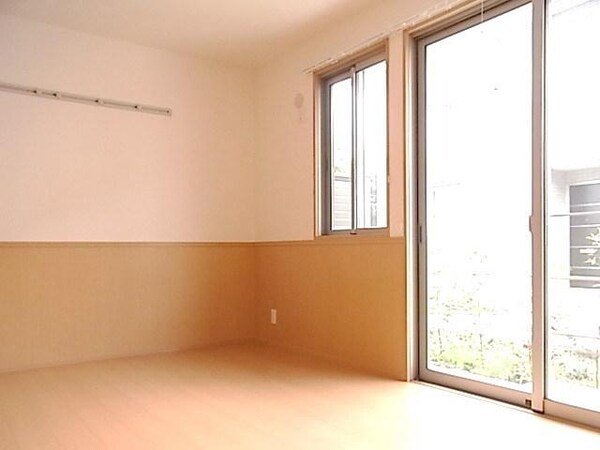 寝室(★窓が多く明るいです★)