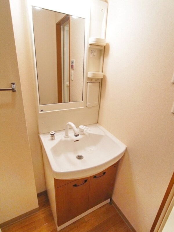 洗面(♪朝・晩の強い味方、洗髪洗面化粧台♪)