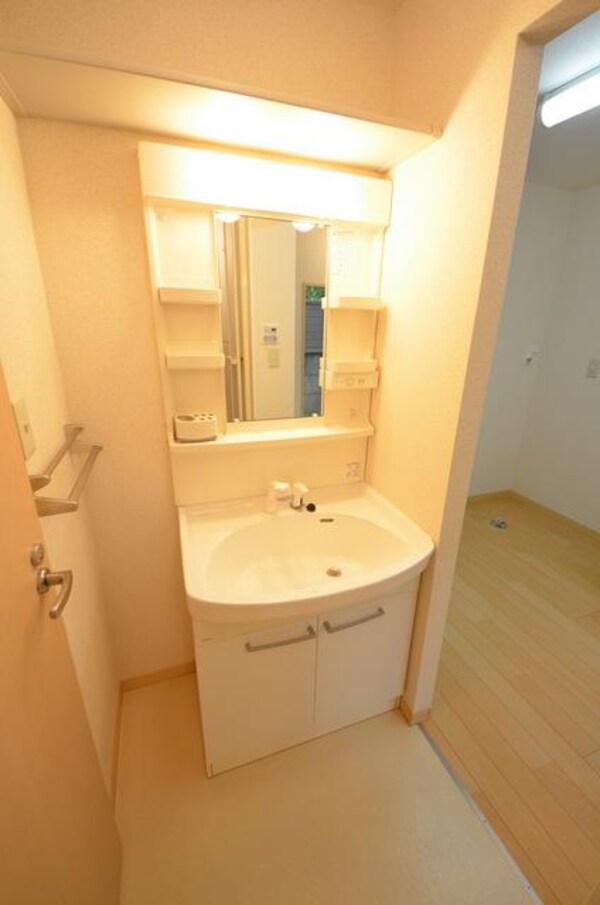 洗面(♪朝・晩の強い味方、洗髪洗面化粧台♪)