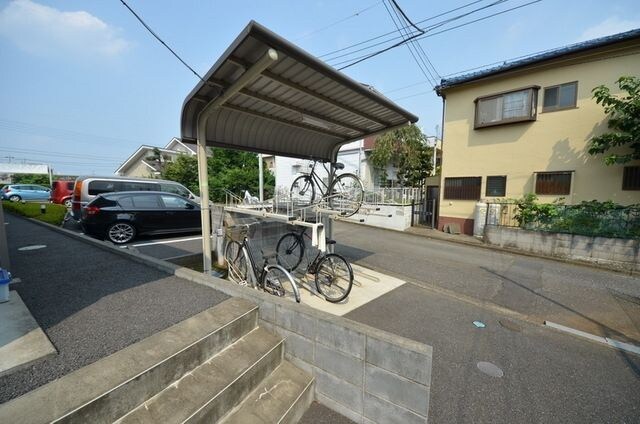 物件内観写真15　(♪屋根付き駐輪場！♪)