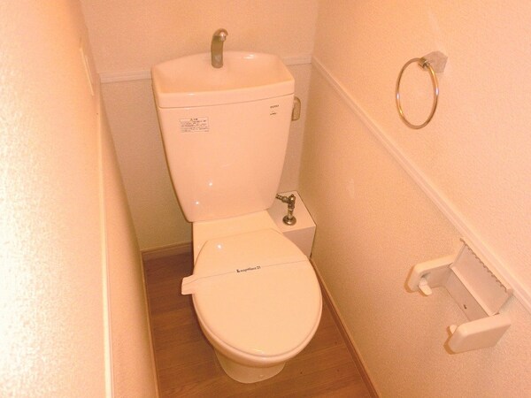 トイレ(トイレの上には棚が備え付けられています。)