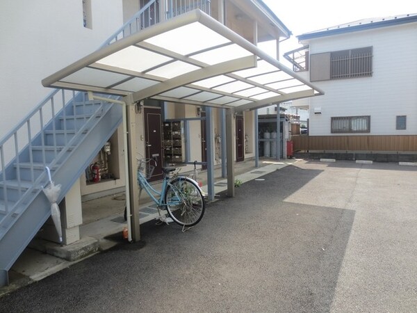 駐車場(★屋根付き駐輪場、奥に駐車場★)
