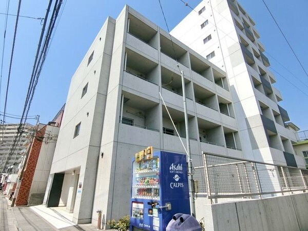 外観(♪コンクリート打ちっ放しのお洒落な建物です♪)
