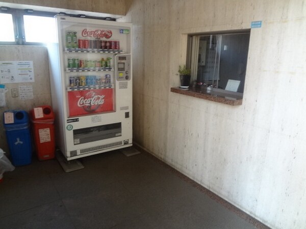 エントランス(♪エントランスロビーに自動販売機があり便利♪)